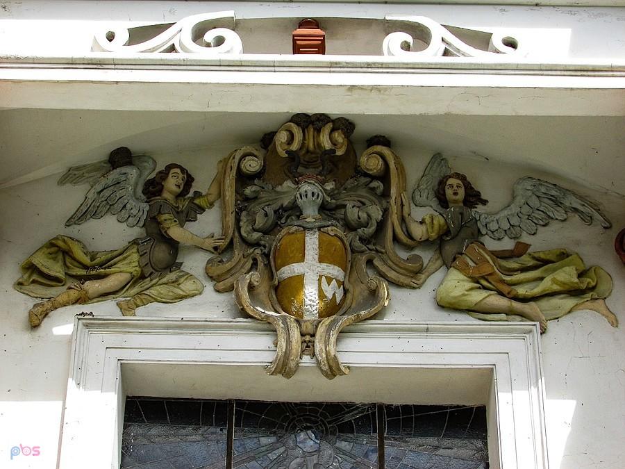 Tarłów - kartusz z herbem Dębno nad portalem wejściowym