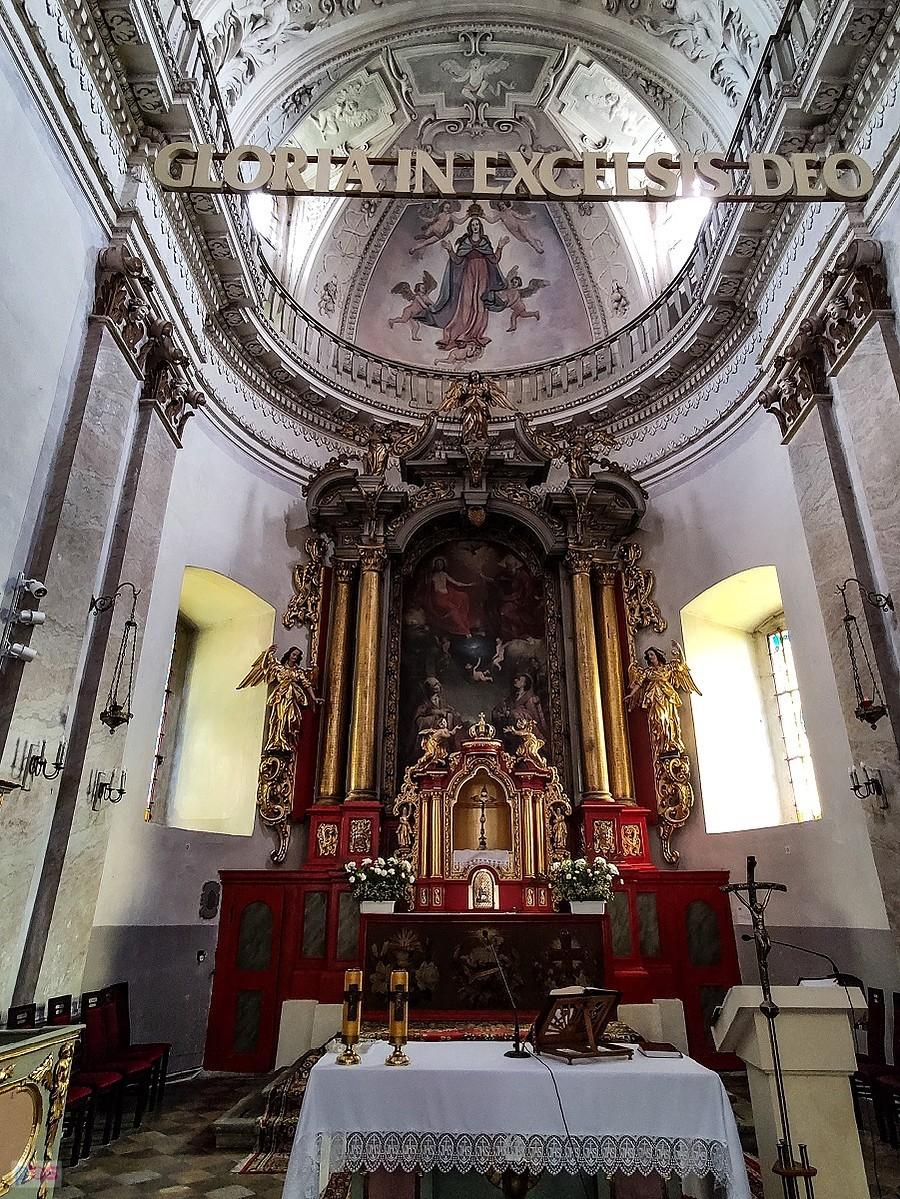 Tarłów - XVII wieczny ołtarz główny w kościele św. Trójcy