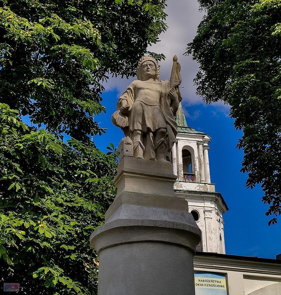 Święty Florian przed kościołem w Tarłowie