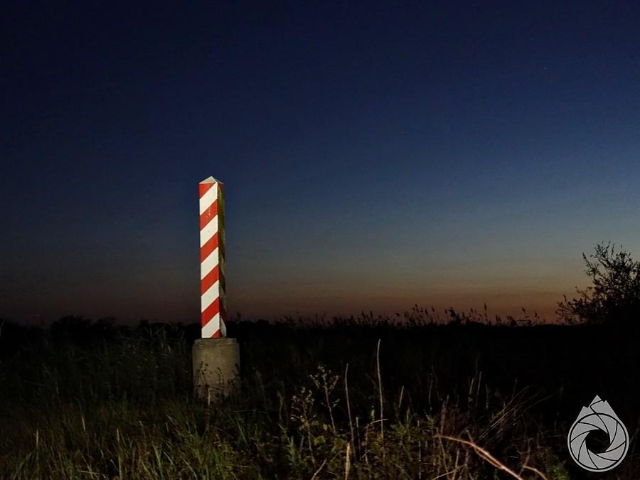 słupek graniczny nocą