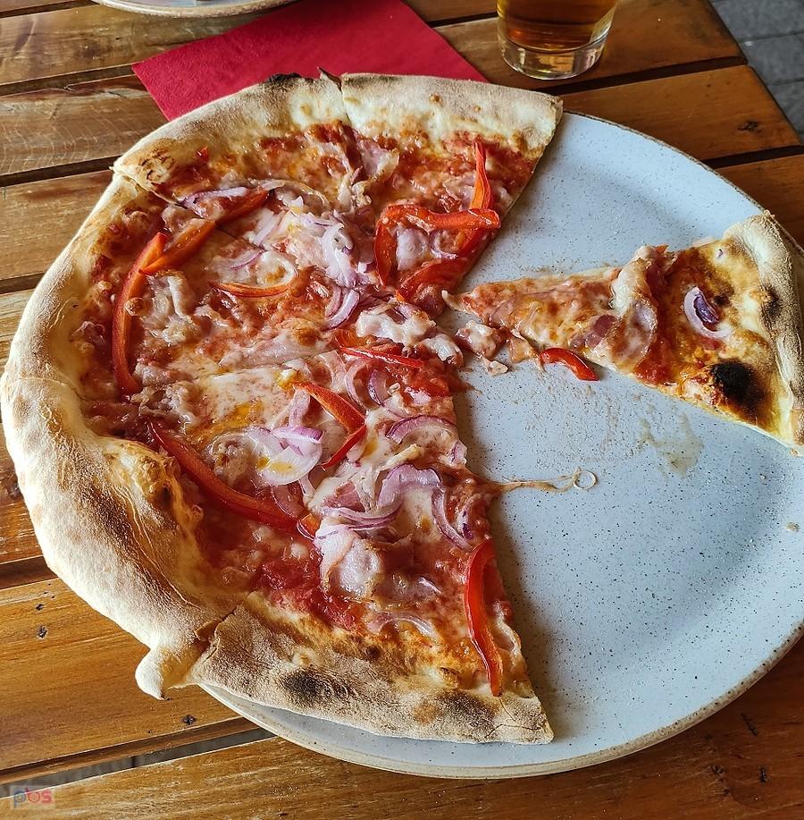 Pizzę też mają wyśmienitą