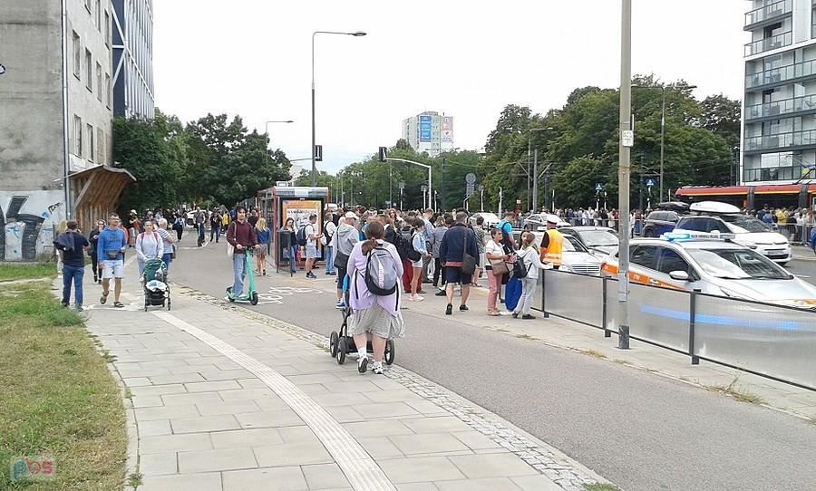 Tłumy na przystanku autobusowym przy stacji metra Wilanowska