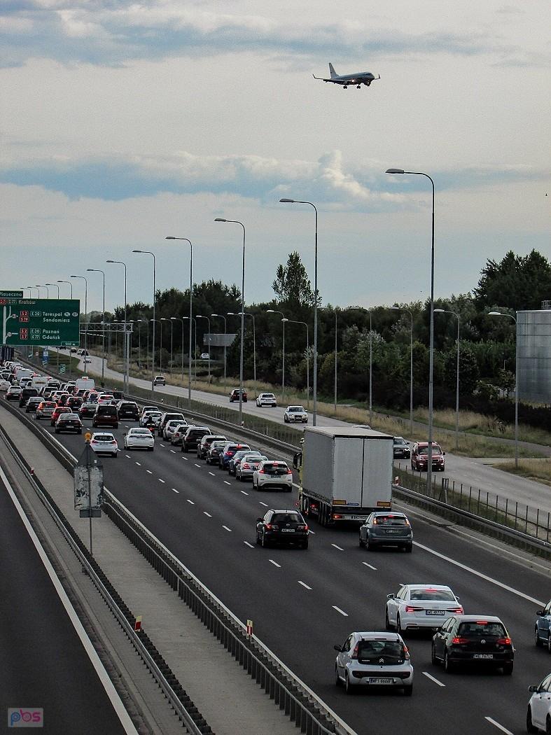 Na dole korek, u góry samolot