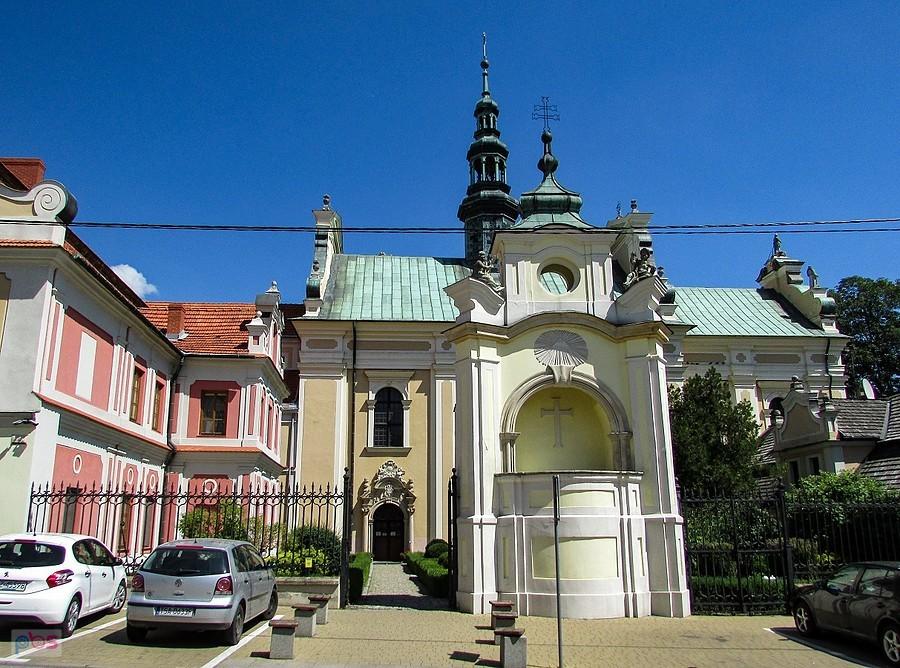 Oryginalna kazalnica przed kościołem św. Michała Archanioła w Sandomierzu