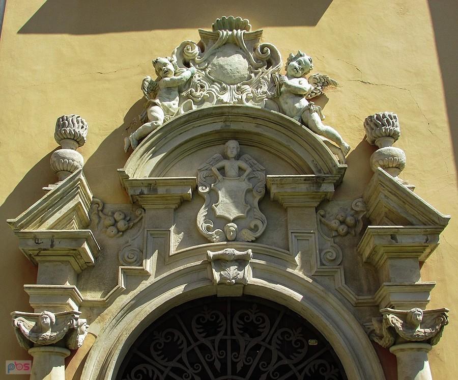 Sandomierz - portal wejścia głównego kościoła św. Michała Archanioła