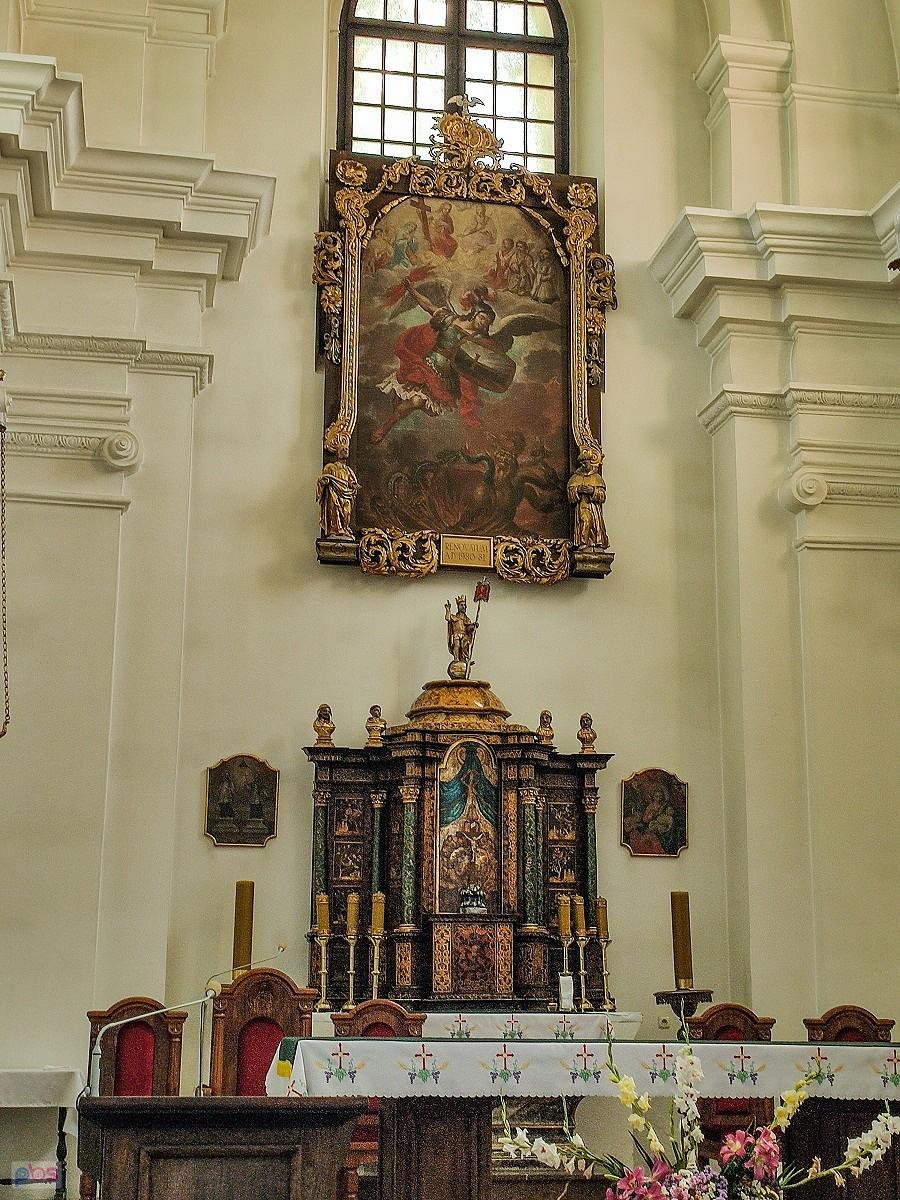 Skromny ołtarz główny