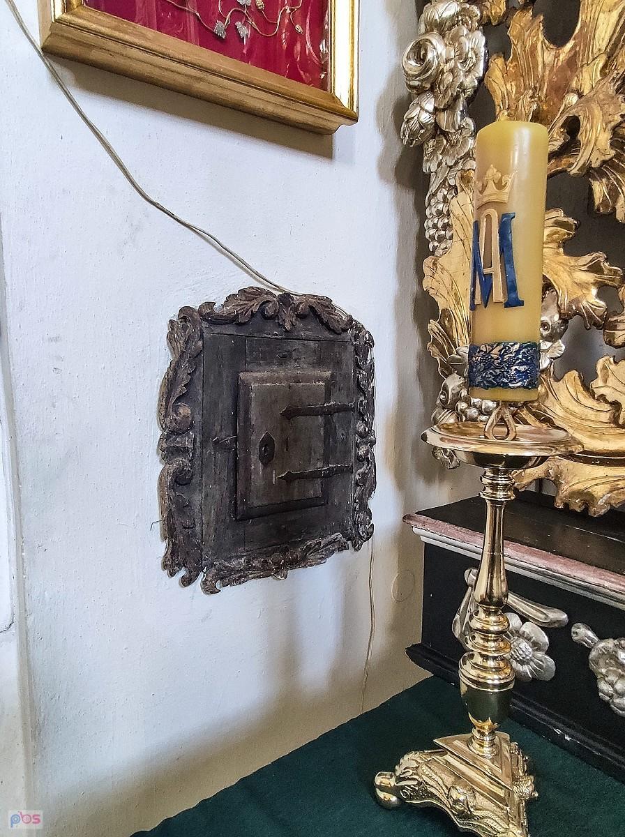 Skarbczyk przy ołtarzu Matki Bożej
