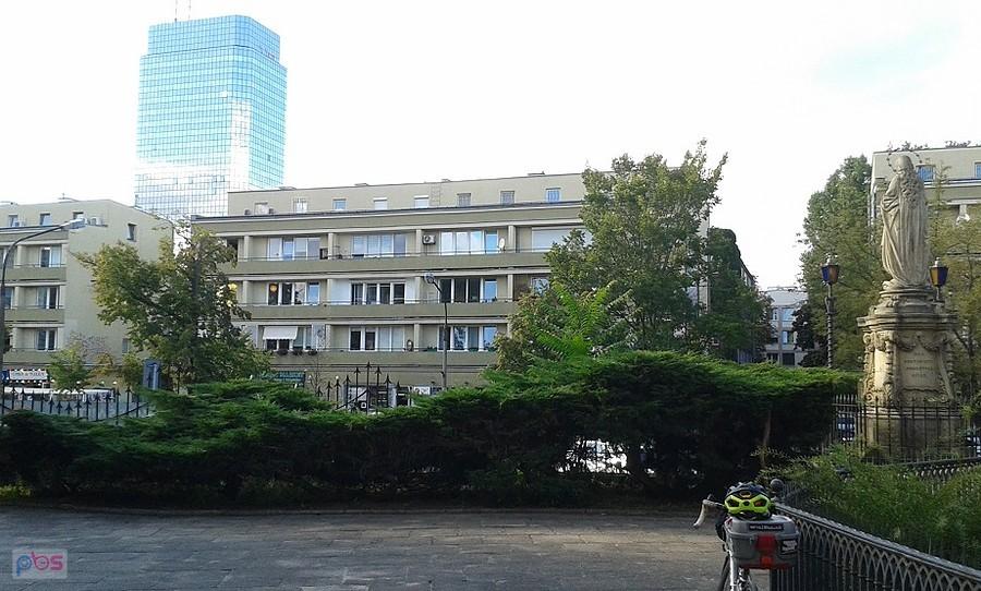 Widok na błękitny wieżowiec z placu przed kościołem na Senatorskiej