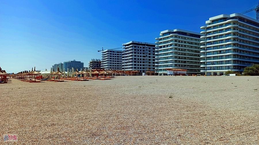 Apartamentowce na plaży w Mamai