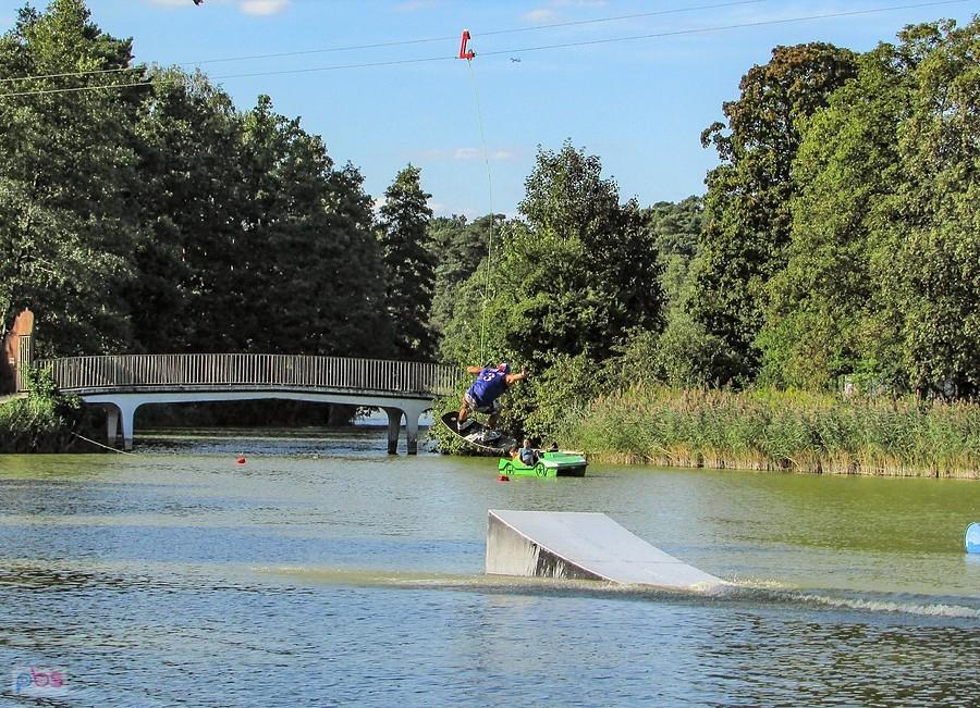 Wakeboarder pokonuje kicker