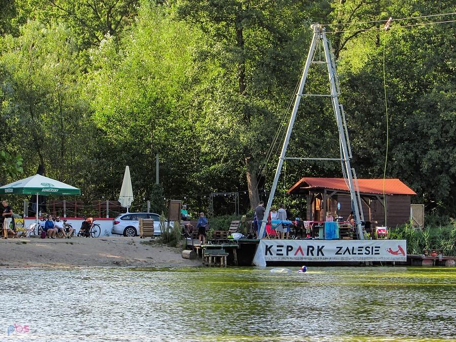 Publika siedzi i patrzy na wyczyny wakeboarderów