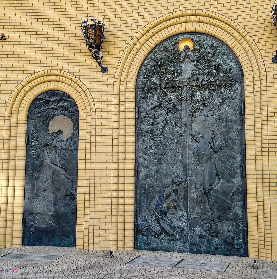 Zdobione kościelne wrota do Świętego Ojca Pio