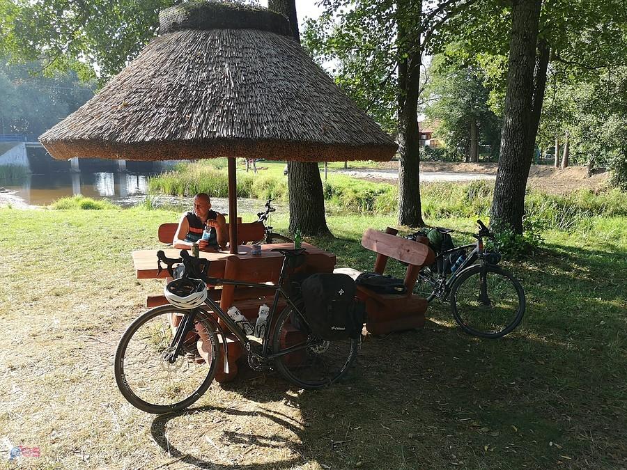 Narewka - chwila zadumy przed ruszeniem na trasę dnia 2 - foto Waldek