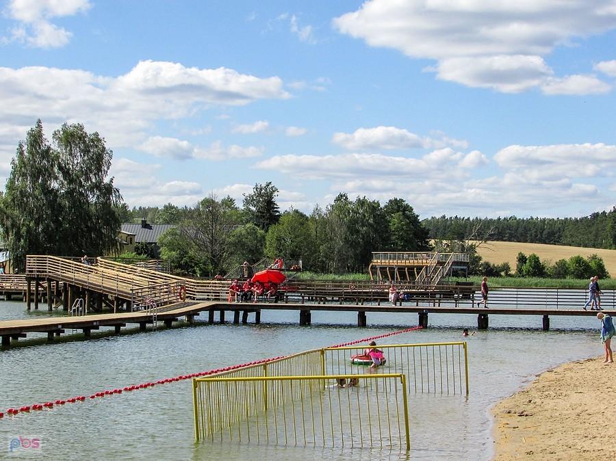 Plaża miejska - pomosty na jeziorze Niskie Brodno