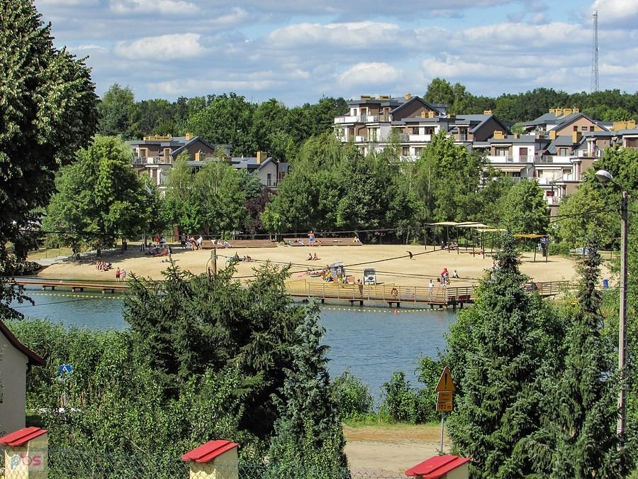 Widok na plażę miejską w Brodnicy z nasypu kolejowego