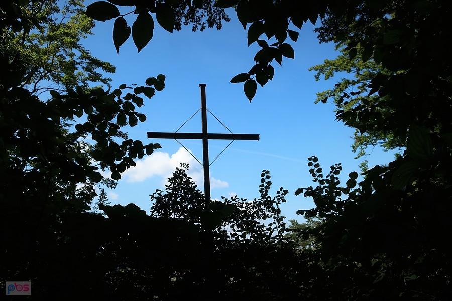 Krzyż na skale w rezerwacie Buczyna