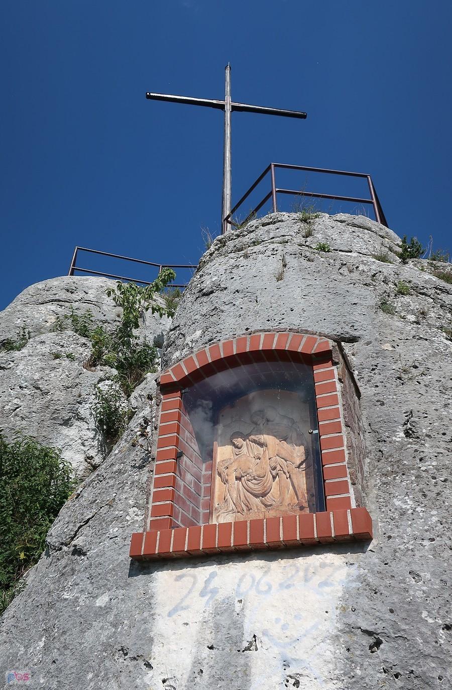 Krzyż i kapliczka na skale w Nielepicach