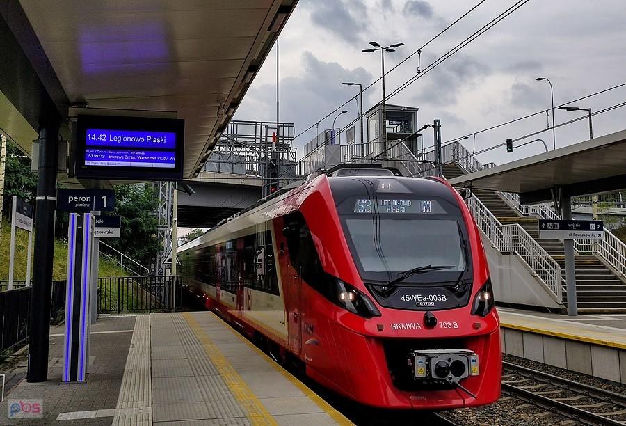 SKM-ka wjeżdża na przystanek Warszawa Powązki
