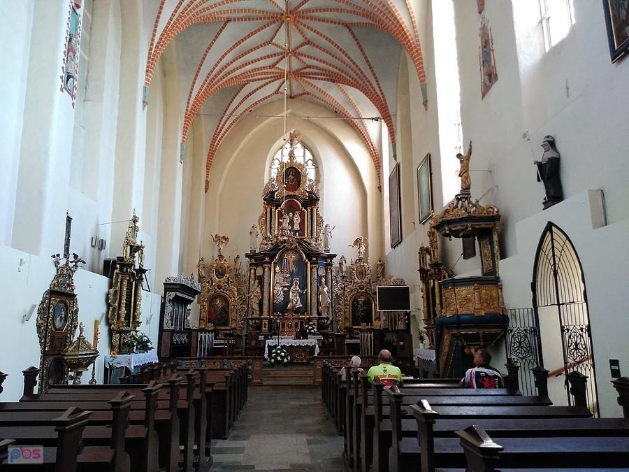 Wnętrze kościoła w Żarnowcu.