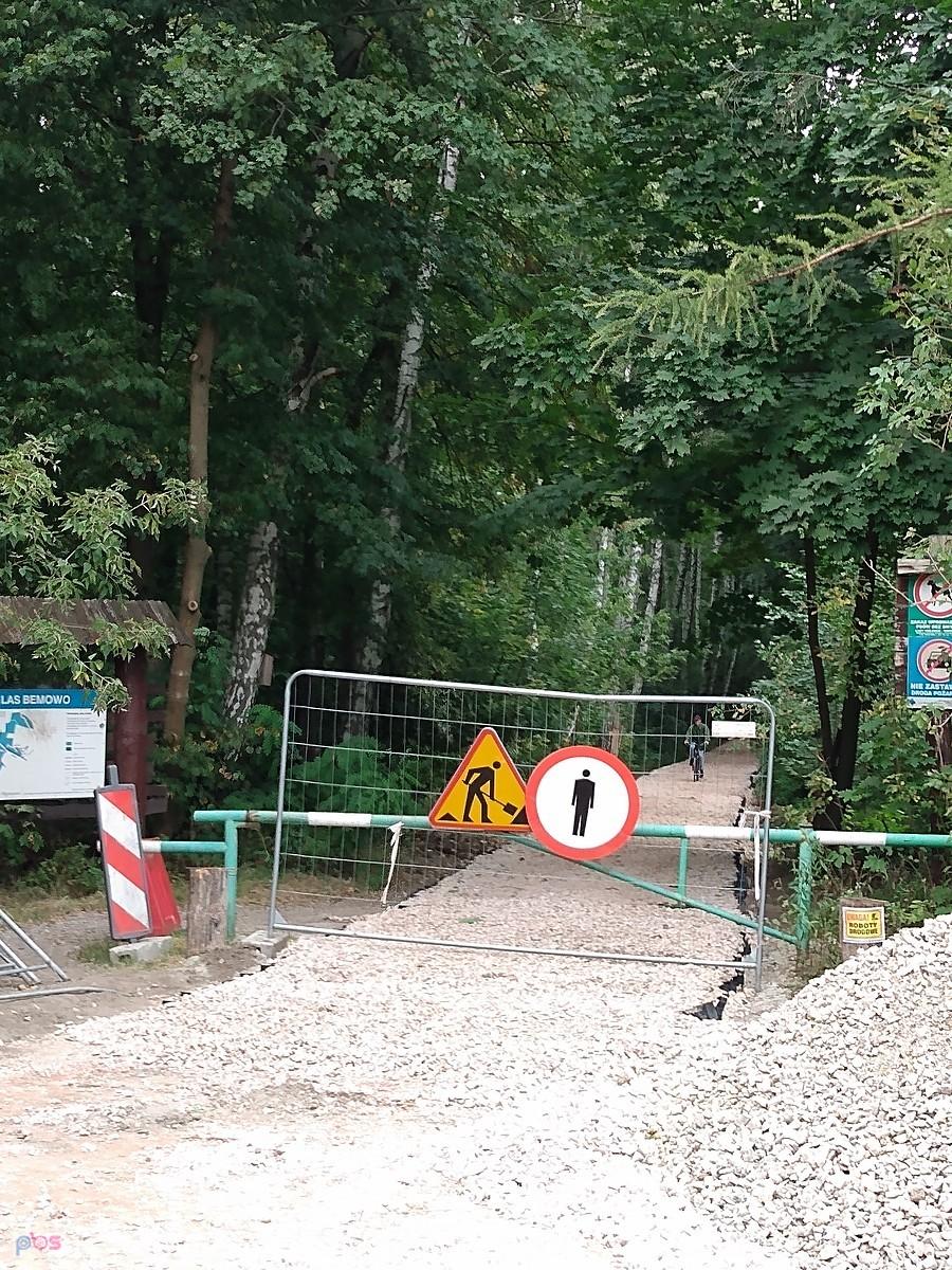 Trwa remont drogi przez las