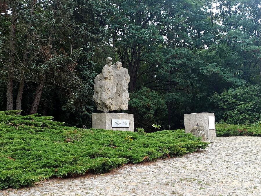 Smutny pomnik pod Trzeszczynem.
