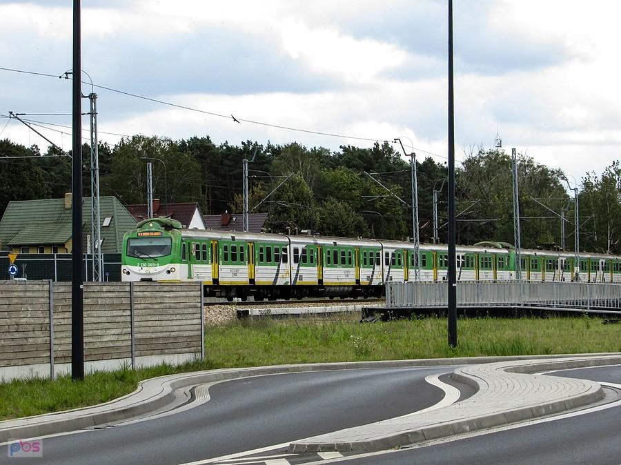 Pociąg do Góry Kalwarii przejeżdża nad POW