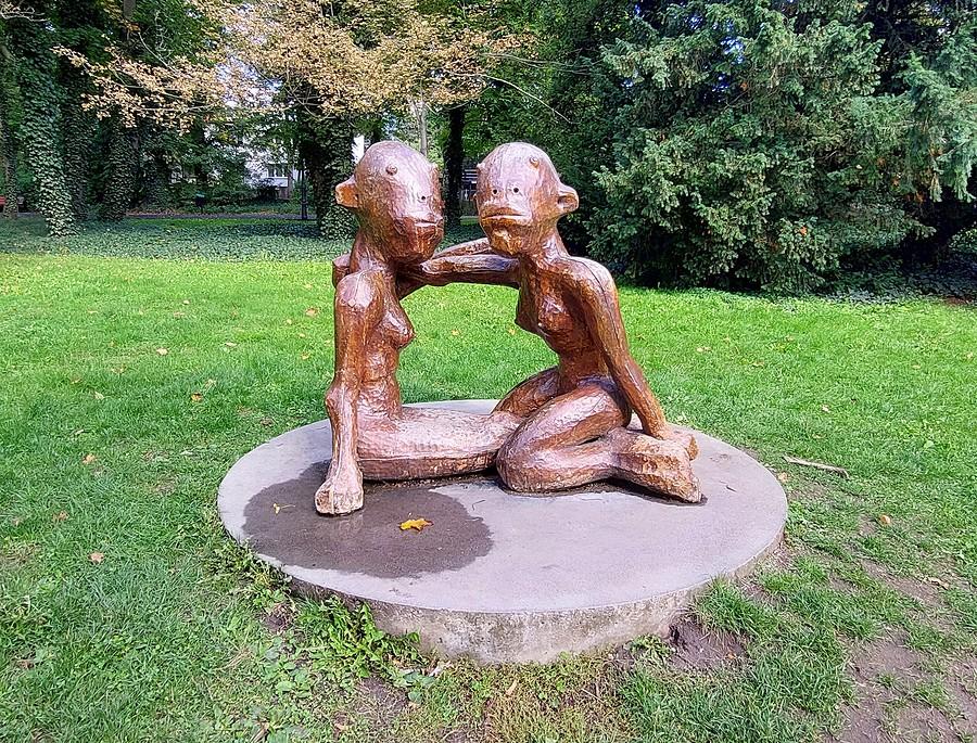 Rzeźba "Dwie dziewczyny" w Parku Sołackim, Poznań