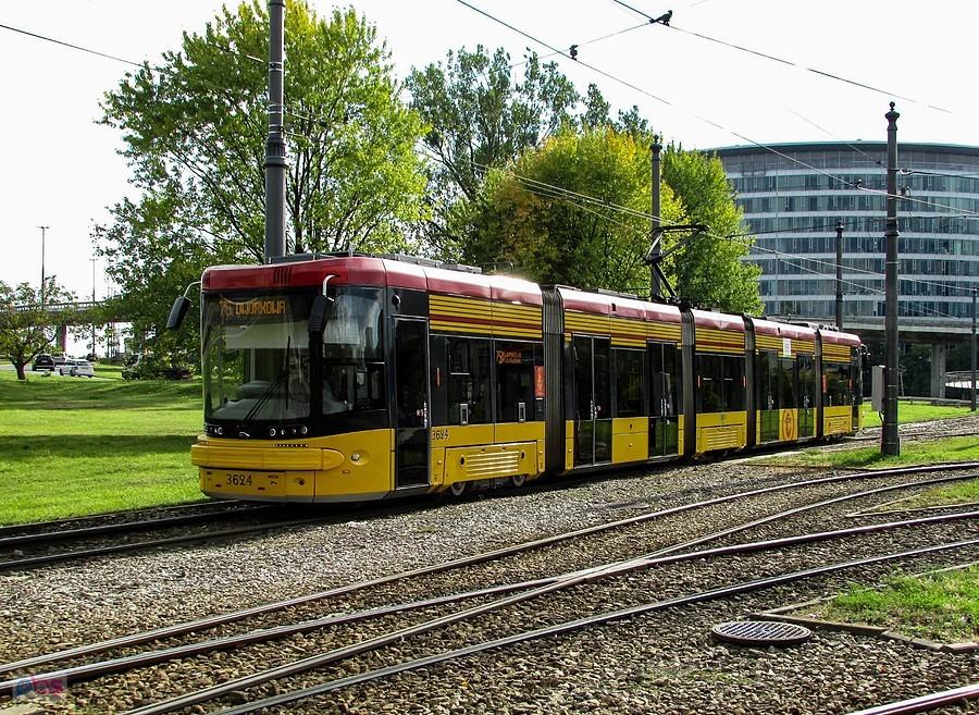 Tramwaj linii 75 rusza z pętli Wyścigi