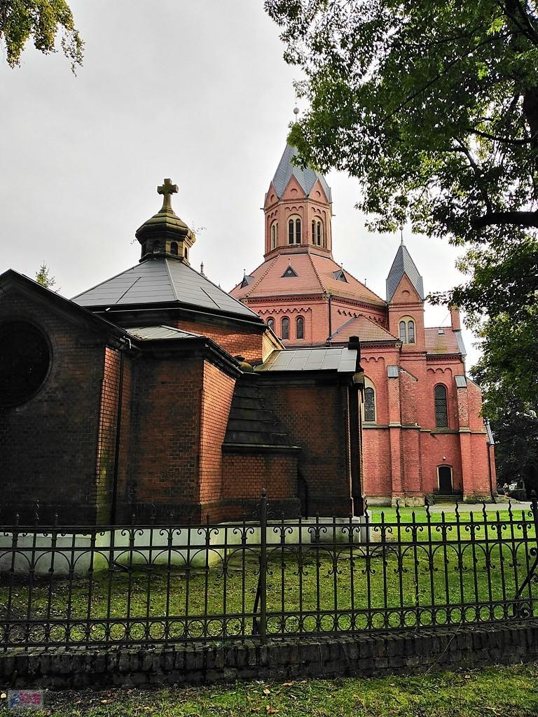 z tyłu Kościoła