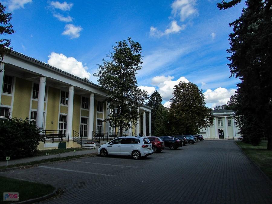 SGGW - parking przed Wydziałem Nauk Ekonomicznych