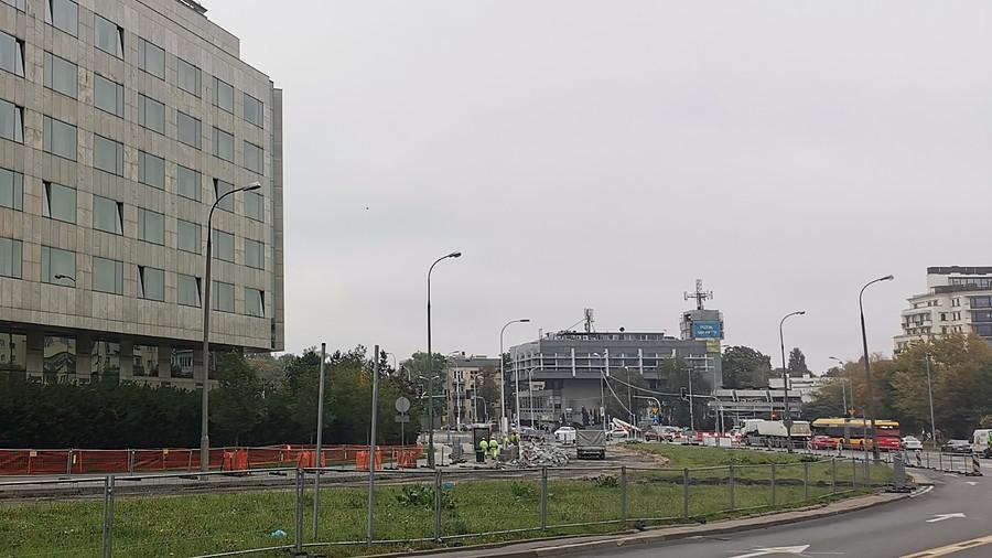 W tle pawilon dawnej księgarni radzieckiej