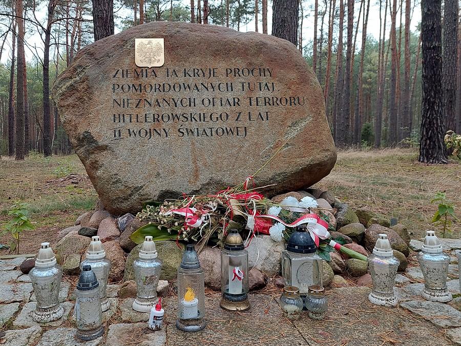 Tablica upamiętniająca ofiary hitlerowców