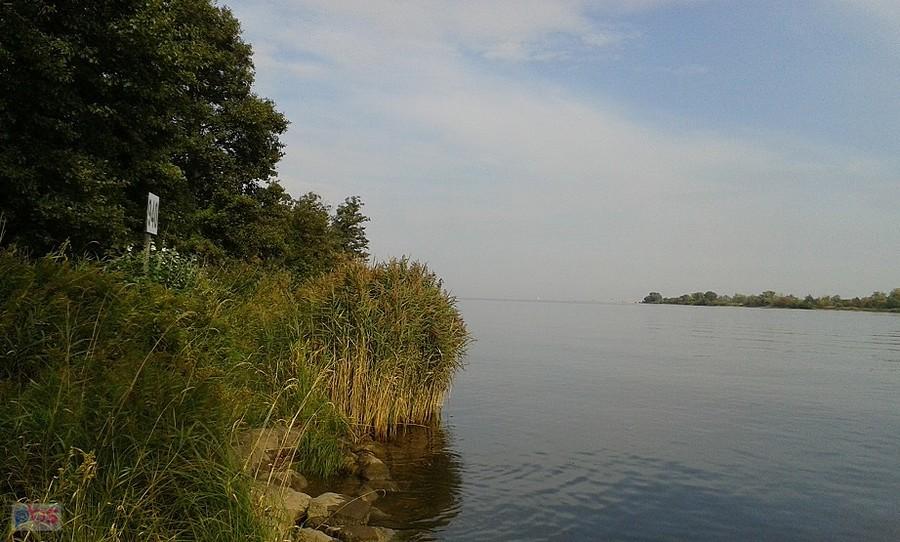 Widok na końcowy odcinek przekopu Wisły, widoczna tabliczka kilometrażu z cyfrą 941, przedostatnia, ostatnia to 942