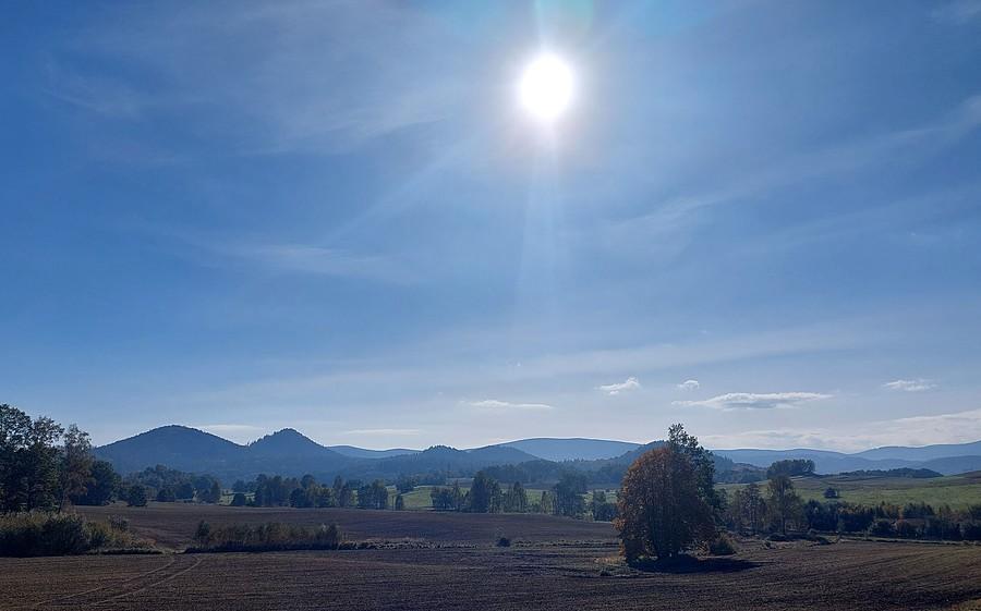 Zimne niebo nad górami