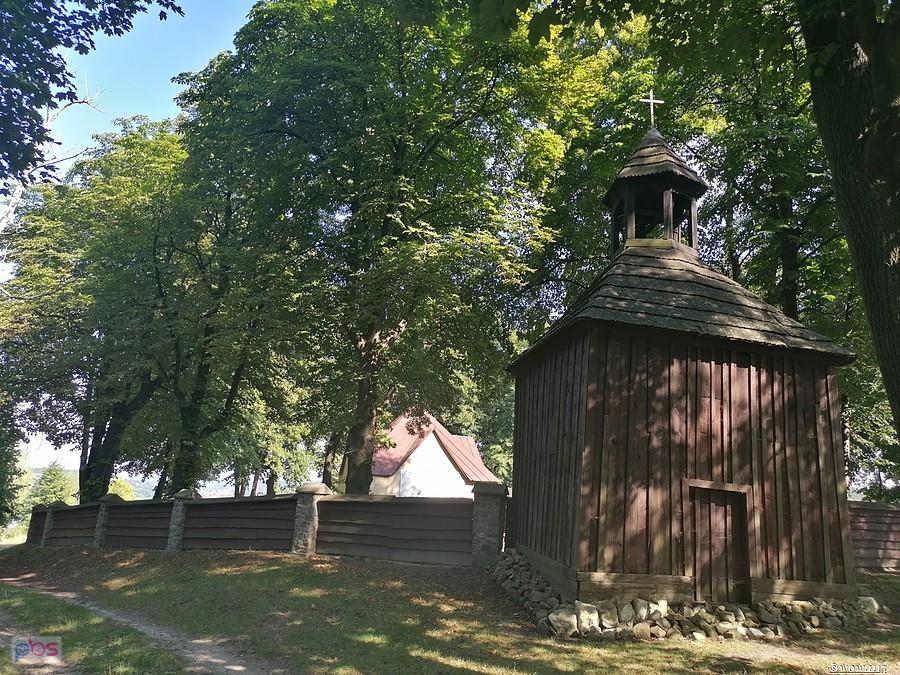 Dzwonnica z końca XVII w. na wzgórzu św. Piotra w Pilicy