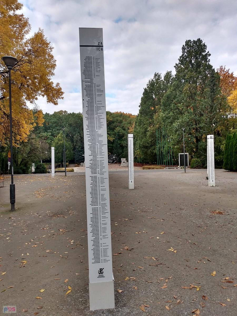 Te słupki z czytelnym nazwiskami są już od dawna