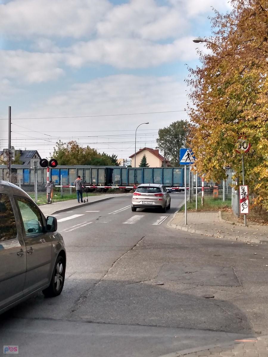 Na przejeździe kolejowym między Wolą a Bemowem