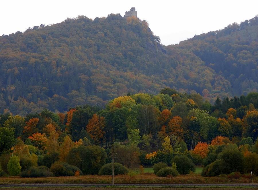 Widok z daleka na Chojnik