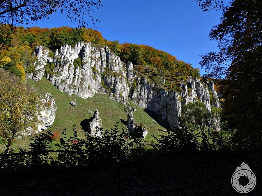 Skały OPNowskie z podjazdu bruczkiem