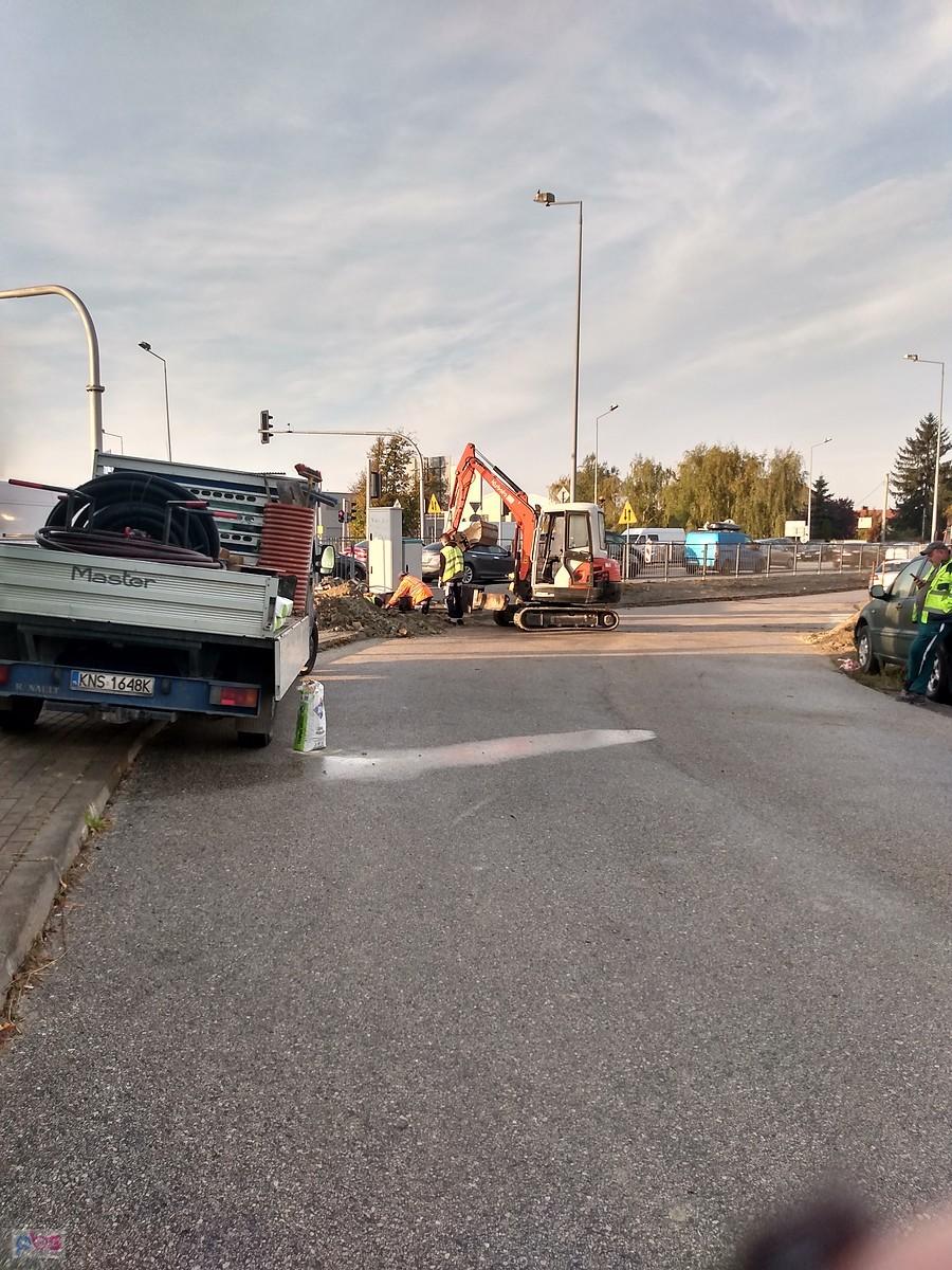 Teraz coś grzebią na chodniku przy Warszawskiej