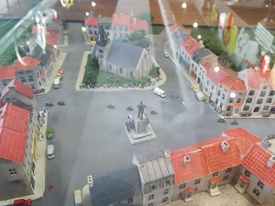 Rynek z pomnikiem 1