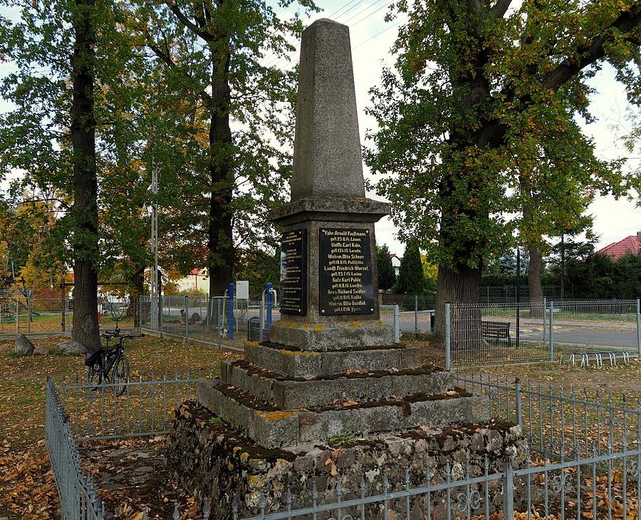 Tarnów gm. Lubiszyn. Pomnik tarnowian poległych w I wojnie światowej.