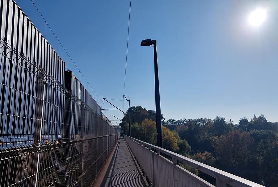 Kładka nad Wartą i mijanka z pociągiem
