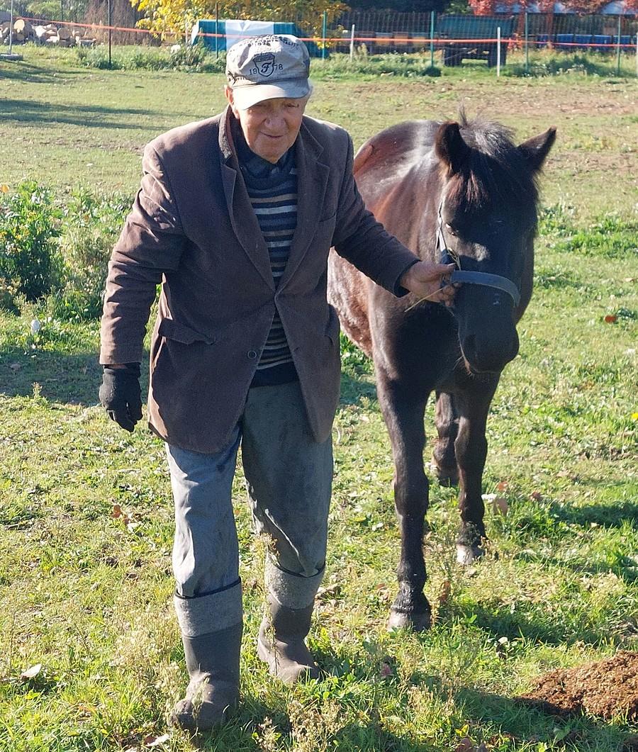 Pan prowadzi konika do prezentacji