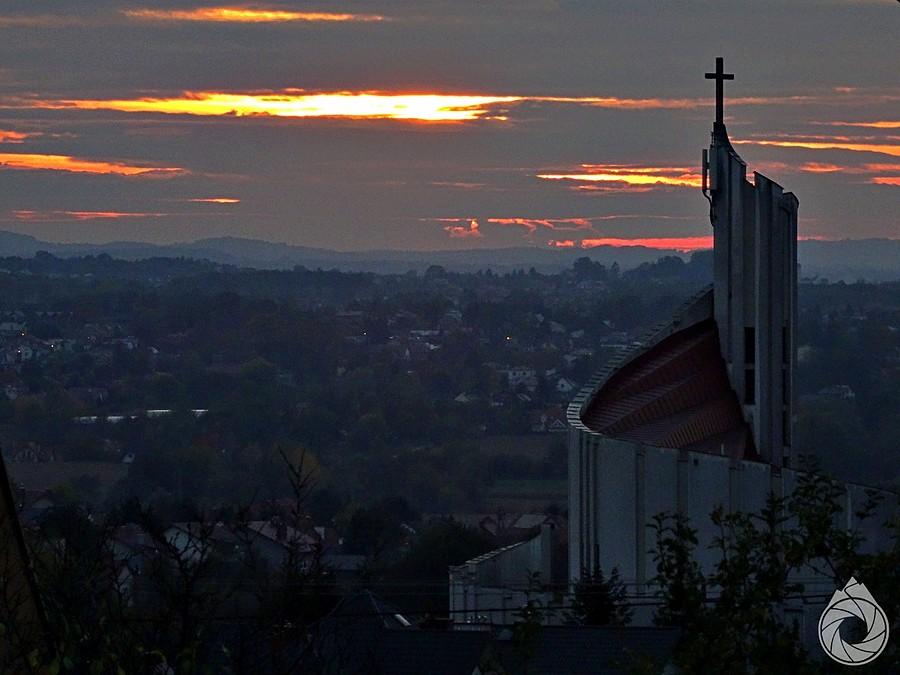 zakręcony kościoł tarnowski z miastem w tle