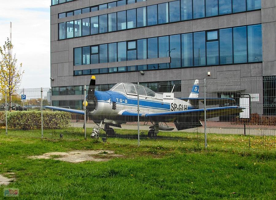 TS-8 „Bies” przed Instytutem Lotnictwa