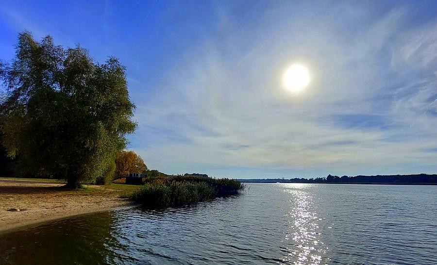 Słońce nad plażą w Nowym Dębcu