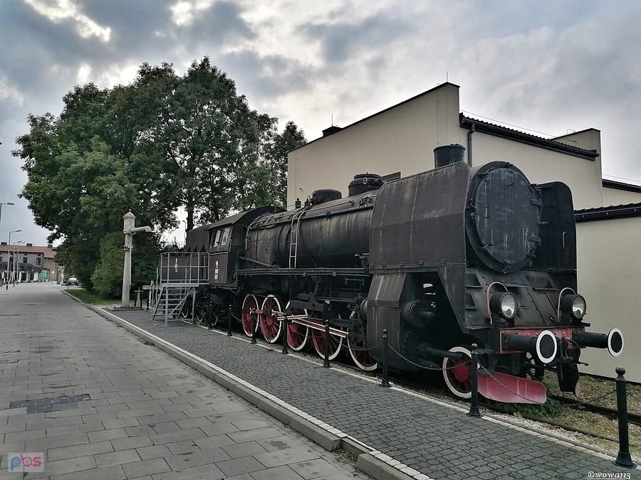 Parowóz przy dworcu w Łazach