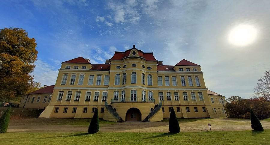 Rogaliński pałac w październikowym słońcu