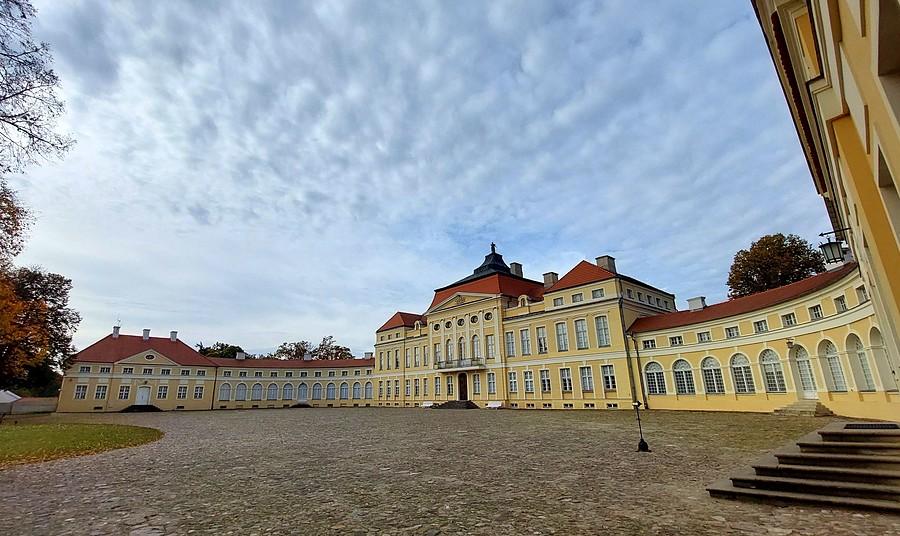 Pałac w Rogalinie na szeroko